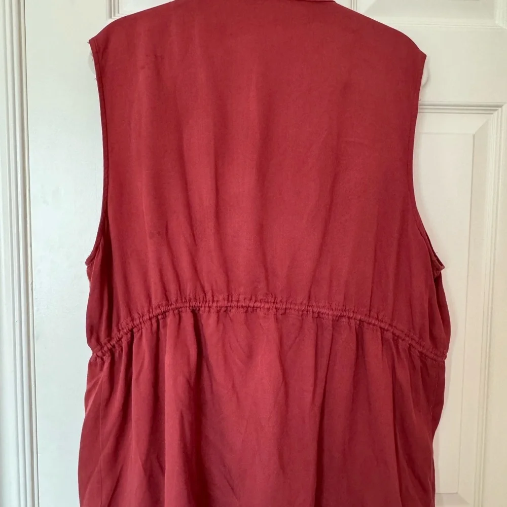 Entro Red Sleeveless Vest with Stand-Up Collar - Picture 4 of 6